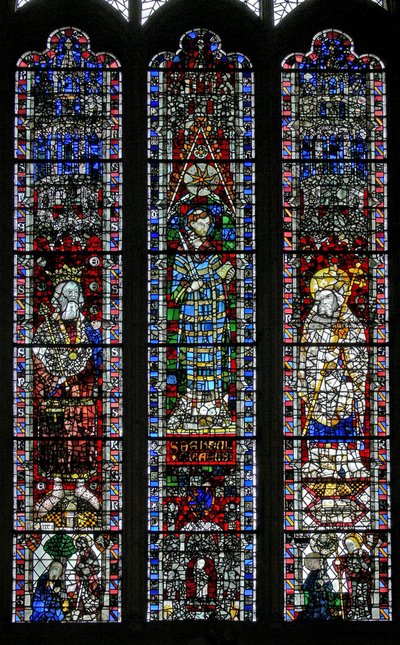 Ventana w4 que representa a San Eduardo el Confesor, San Vicente, San Pedro de English School