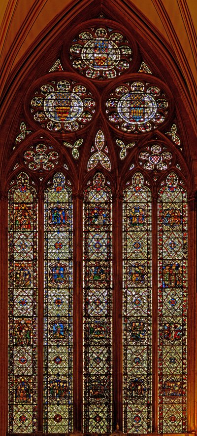 Ventana w61 que representa escenas de la vida de San Tomás Becket: también Santa Margarita, San Nicolás, San Juan Bautista y San Edmundo de English School
