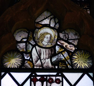 Ventana w6 que representa un ángel y los rayos solares de Eduardo IV de English School
