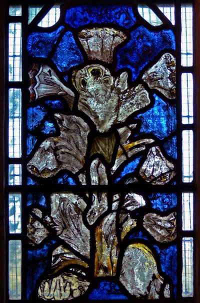 Ventana w9 que representa la Crucifixión del Lirio: una fusión del lirio (símbolo de la Anunciación) con la Crucifixión de English School