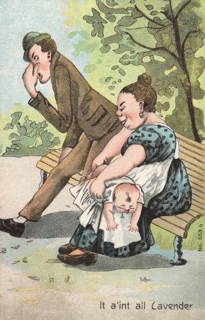 Mujer cambiando a un bebé en el parque de English School