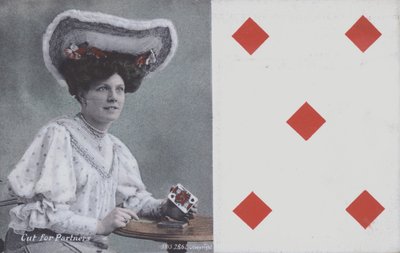 Mujer con cartas de juego y el cinco de diamantes de English School