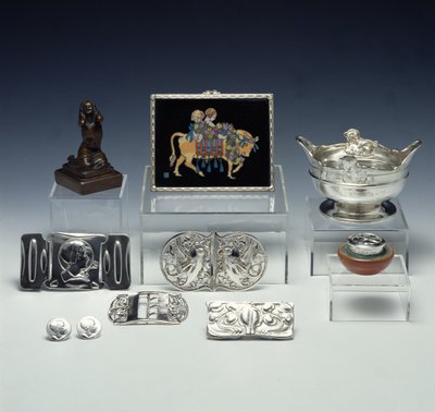 Platería y Metalistería de Artes y Oficios por Harold Stabler (1872-1945), Phoebe Stabler (c.1873-1955), Kate Harris y Liberty de English School English School
