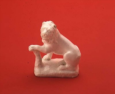 Figura Blanca de un León de Bow, Sentado Mirando a la Izquierda, c.1750 de English School English School