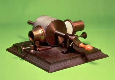 Réplica del primer fonógrafo, inventado por Thomas Alva Edison (1847-1931) en 1877 de English School English School