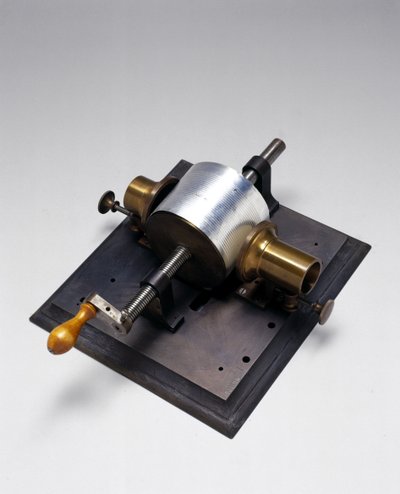 Réplica del primer fonógrafo, inventado por Thomas Alva Edison (1847-1931) en 1877 de English School English School