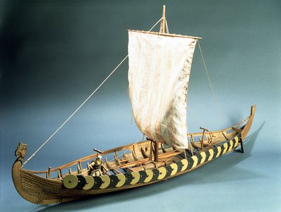 Modelo de un barco vikingo encontrado en Gokstad, Noruega en 1880 de English School English School