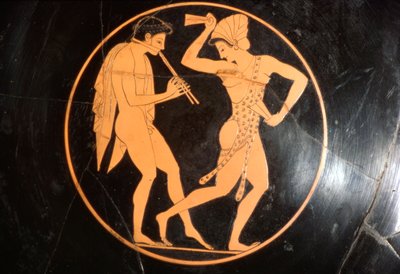 Copa para beber, Kylix de niña bailando con joven tocando la flauta, Ática, c. 510 a.C. de Epikektos