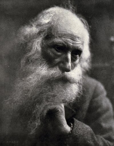 Primer plano del famoso escultor Vincenzo Gemito. El anciano artista acaricia su espesa barba blanca de Ercole Massaglia