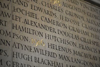 Memorial a los miembros del New College, Oxford, que perdieron sus vidas durante la Primera Guerra Mundial de Eric (workshop of) Gill