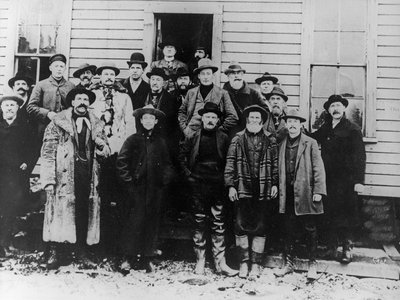 Hombres de la fiebre del oro de Alaska, de 