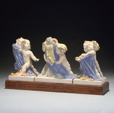 Grupo figurado de tres piezas sobre zócalo de Eric Bradbury