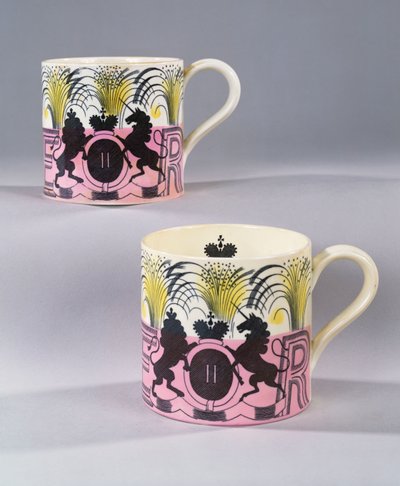 Un par de tazas Wedgewood conmemorando la coronación de Su Majestad la Reina Isabel II, 1953 de Eric Ravilious