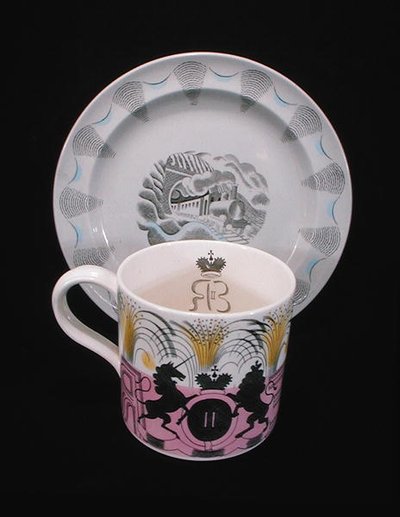 Taza de coronación y plato 