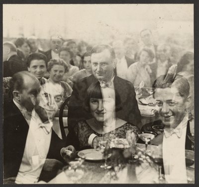 [Doble exposición de un grupo de personas en un banquete] de Erich Salomon
