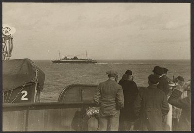 [Grupo de personas en la cubierta de un barco viendo pasar otro barco en la distancia] de Erich Salomon