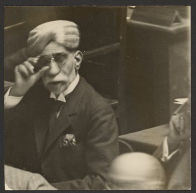 [Hombre sentado con turbante y gafas oscuras] de Erich Salomon