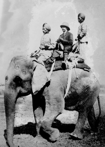 Jorge V (1865-1936) Rey de Gran Bretaña desde 1936. montado en un elefante durante una cacería en Nepal, diciembre de 1911, durante su estancia en la India para ser investido Rey-Emperador de la India. de Ernest Brooks