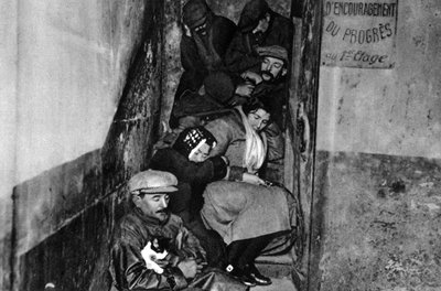 Una escalera en un refugio nocturno, París, 1931 de Ernest Flammarion