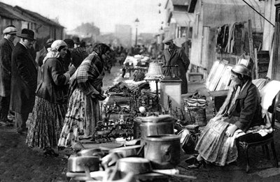 Vista del mercado de pulgas en la entrada de St Ouen, París, 1931 de Ernest Flammarion