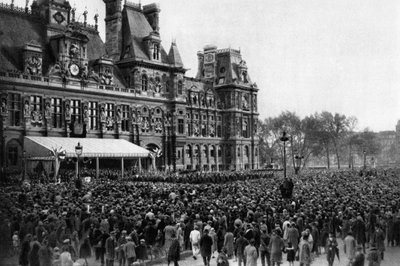 Multitud frente al Ayuntamiento en un día de recepción, París, 1931 de Ernest Flammarion