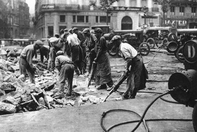 Renovando las carreteras en los Grandes Bulevares, París, 1931 de Ernest Flammarion