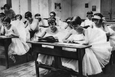 Escuela de jóvenes bailarinas en la Ópera, París, 1931 de Ernest Flammarion