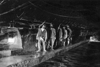 Limpiadores de alcantarillas en la Alcantarilla Principal, París, 1931 de Ernest Flammarion