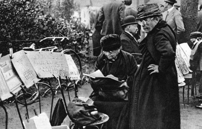 Vendedores de sellos en los Campos Elíseos, París, 1931 de Ernest Flammarion