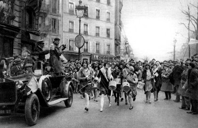 Competencia de caminata de midinettes, París, Día de Santa Catalina, 1931 de Ernest Flammarion