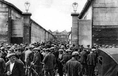 Trabajadores en la entrada de una fábrica de Billancourt, París, 1931 de Ernest Flammarion