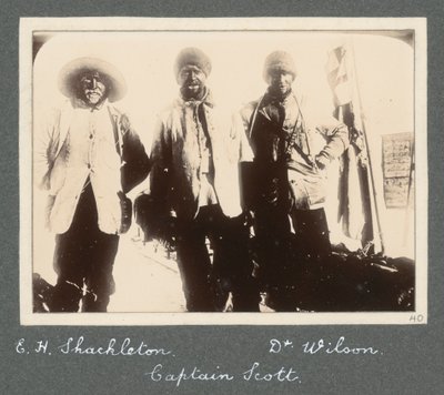 Fotografía de grupo de Shackleton, el capitán Scott y el doctor Wilson a su regreso al Discovery tras el intento de alcanzar el Polo Sur. Del álbum de Sir Ernest Henry Shackleton titulado National Antarctic Expedition (1901-1903). de Ernest Henry Shackleton