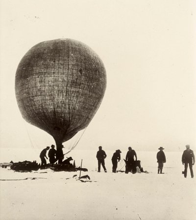 Vista del globo de tripa de vaca inflado con hidrógeno sobre el hielo. Del álbum de Sir Ernest Henry Shackleton titulado National Antarctic Expedition (1901-1903). de Ernest Henry Shackleton