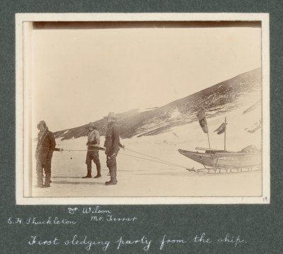 E H Shackleton, el Dr. Edward Wilson y el Sr. Hartley Ferrar (el Geólogo) en los arneses del trineo. Del álbum de Sir Ernest Henry Shackleton titulado National Antarctic Expedition (1901-1903). de Ernest Henry Shackleton