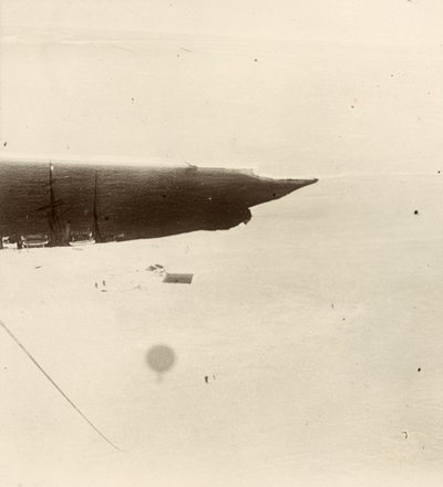 Mirando la meseta desde el globo. Del álbum de Sir Ernest Henry Shackleton titulado National Antarctic Expedition (1901-1903). de Ernest Henry Shackleton