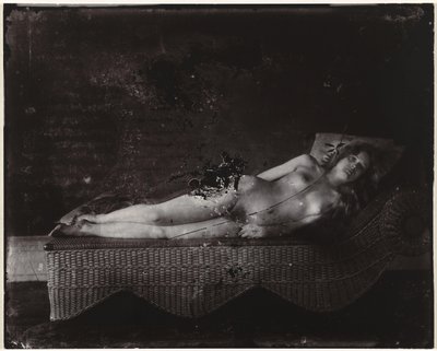 Desnudo femenino en una chaise longue Chica en la tumbona de mimbre, Nueva Orleans (título sobre objeto) de Ernest James Bellocq