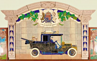El Rey Eduardo VII y el Príncipe de Gales en un automóvil Sedanca de Ville (cerámica) de Ernest Montaut