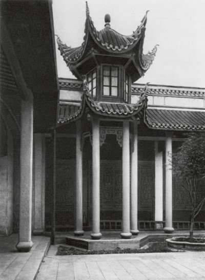 Changshafu, Chen kia tze tang, Hunan, Templo ancestral de la familia Chen, Campanario en el patio principal (foto b/n) de Ernst Boerschmann