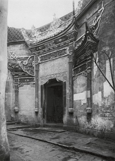 Chungkingfu, Szechuan, Puerta de casa en el callejón, ornamentada con porcelana vidriada (foto en blanco y negro) de Ernst Boerschmann