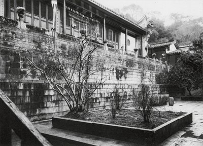 Fuchou, Ku shan, Yung tsuan sze, Fukien, Sala de Oración del Monasterio de la Fuente Corriente en la Montaña del Tambor, cerca de Fuchou (fotografía en blanco y negro). de Ernst Boerschmann