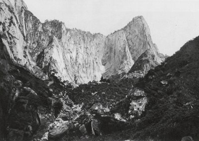 Hua shan, Shensi, El cilindro del Monte de los 5 Picos, Pico Medio y Pico Occidental (foto b/n) de Ernst Boerschmann