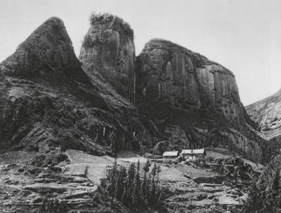 Ichangfu, Pi kia shan, Hupei, La Montaña de los Pinceles frente a la Cueva del Rey Dragón (foto en blanco y negro) de Ernst Boerschmann