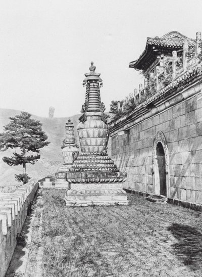 Jehol, Pu lo sze, Chihli, Terraza en el Monasterio Lama Pu lo sze (foto b/n) de Ernst Boerschmann