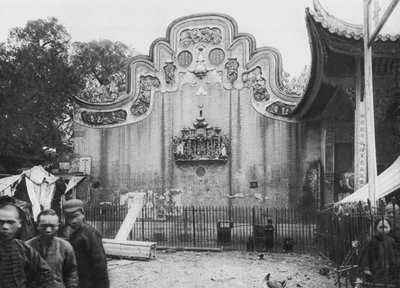 Kuangchou, Kuangtung, Templo del Dios de la Medicina, frontón que da a la calle (fotografía en blanco y negro) de Ernst Boerschmann