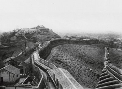 Kuangchou, Kuanyin shan, Kuangtung, Vista desde la torre norte de la muralla norte de la ciudad y la colina Kuanyin (foto en blanco y negro) de Ernst Boerschmann