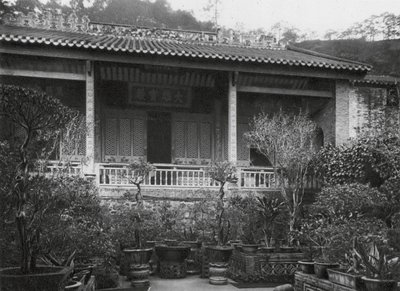 Kuangchou, Pai yun shan, Neng jen sze, Kuangtung, Sala principal del monasterio de Neng Jen (foto en blanco y negro) de Ernst Boerschmann
