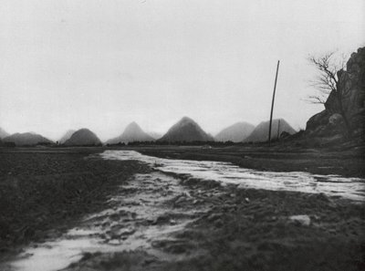 Kuangsi, montañas cónicas al norte de Kueilinfu (foto b/n) de Ernst Boerschmann