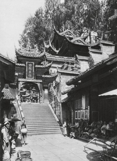Kuanhien, Ori Lang miao, Szechuan, Entrada al templo de Ori Lang (foto en blanco y negro) de Ernst Boerschmann
