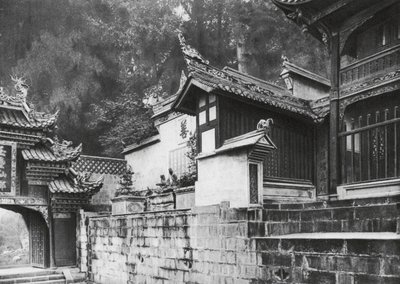 Kuanhien, Ori Lang miao, Szechuan, Primera fachada del templo de Ori Lang (foto b/n) de Ernst Boerschmann