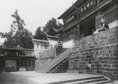Kuanhien, Ori Lang miao, Szechuan, Segunda delantera (foto en blanco y negro) de Ernst Boerschmann